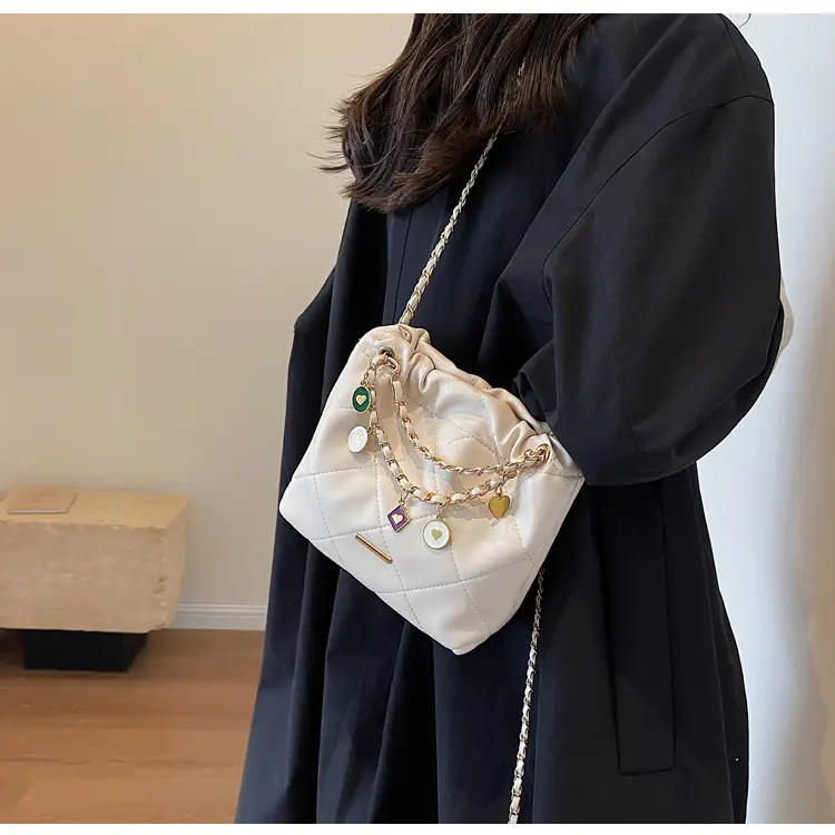 Rhombus Chain Shoulder Messenger Bag Black 2023 — feature 12