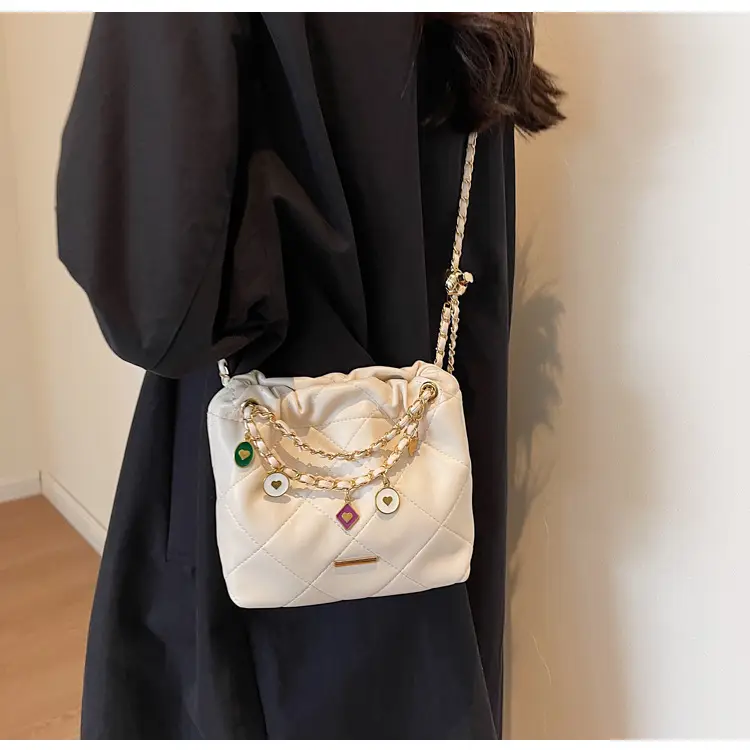 Rhombus Chain Shoulder Messenger Bag Black 2023 — feature 14