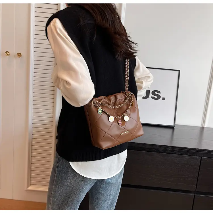 Rhombus Chain Shoulder Messenger Bag Black 2023 — feature 15