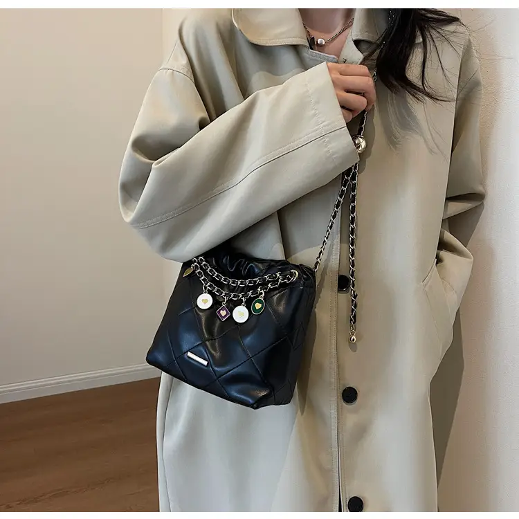 Rhombus Chain Shoulder Messenger Bag Black 2023 — feature 19