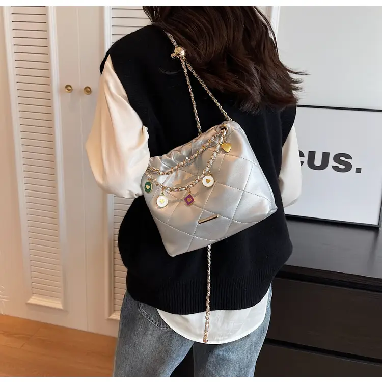 Rhombus Chain Shoulder Messenger Bag Black 2023 — feature 9