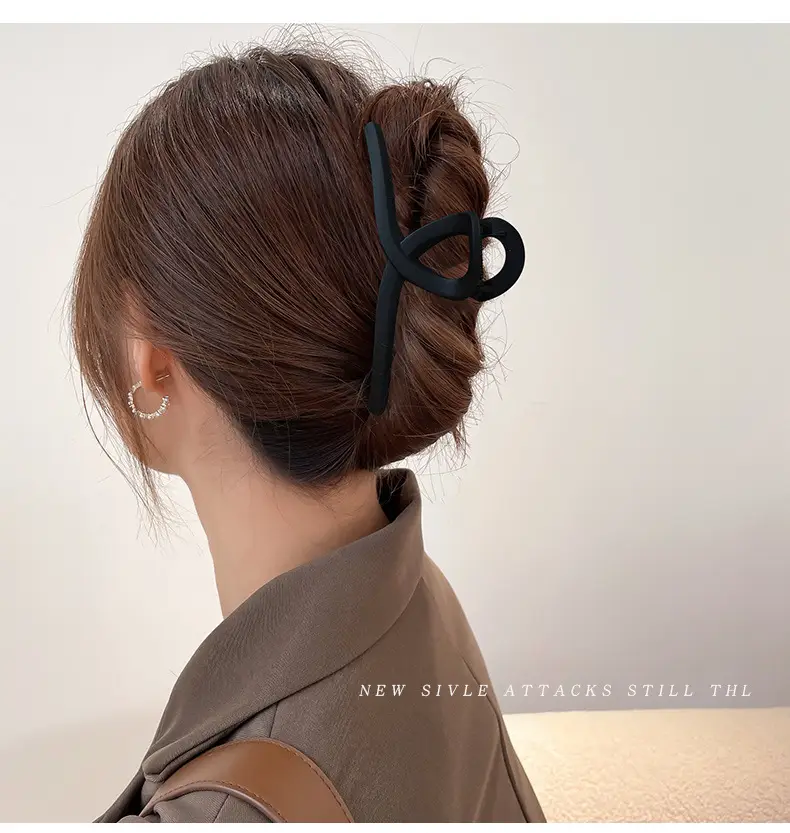 Elegant Large Hairpin for Women's Back Clip Updo — feature 12