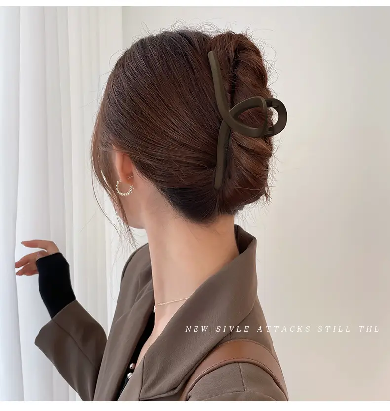 Elegant Large Hairpin for Women's Back Clip Updo — feature 6