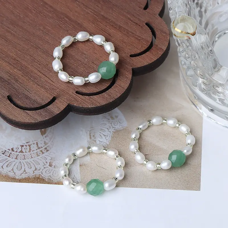 Retro Emerald Pearl Bracelet with Elastic Line Design - Image 3