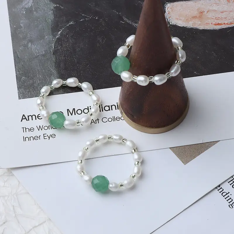 Retro Emerald Pearl Bracelet with Elastic Line Design - Image 4