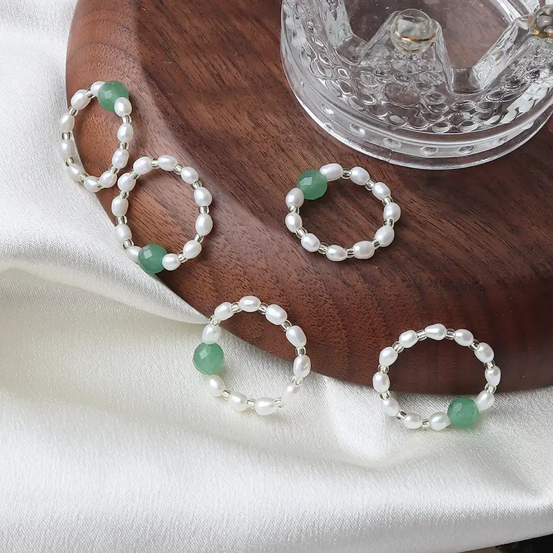 Retro Emerald Pearl Bracelet with Elastic Line Design - Image 5