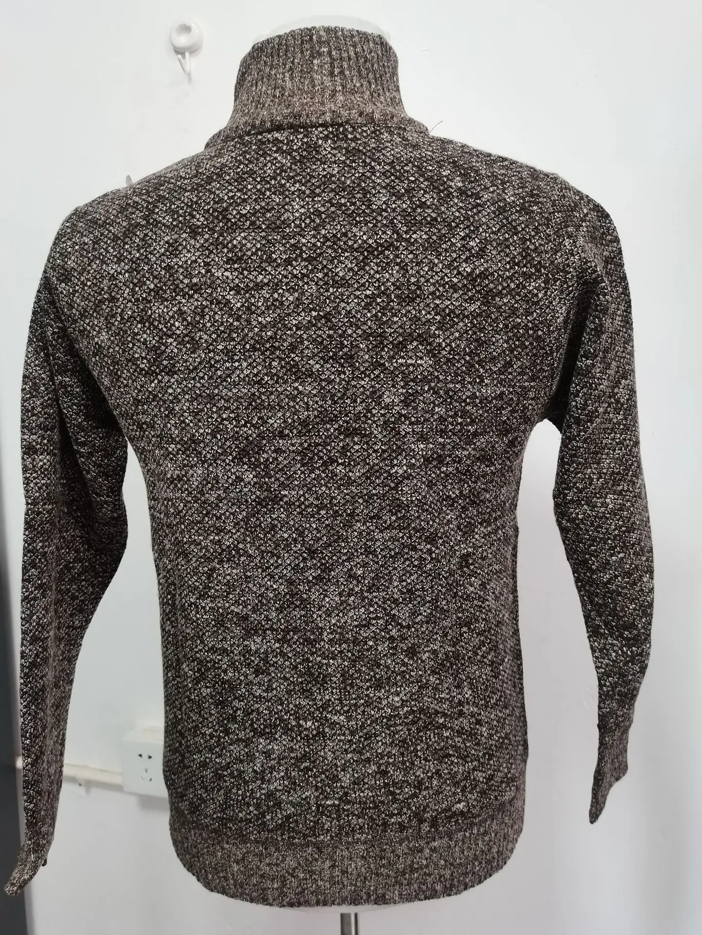 Men Grey Knit Crossbody Zipper Pullover — feature 16