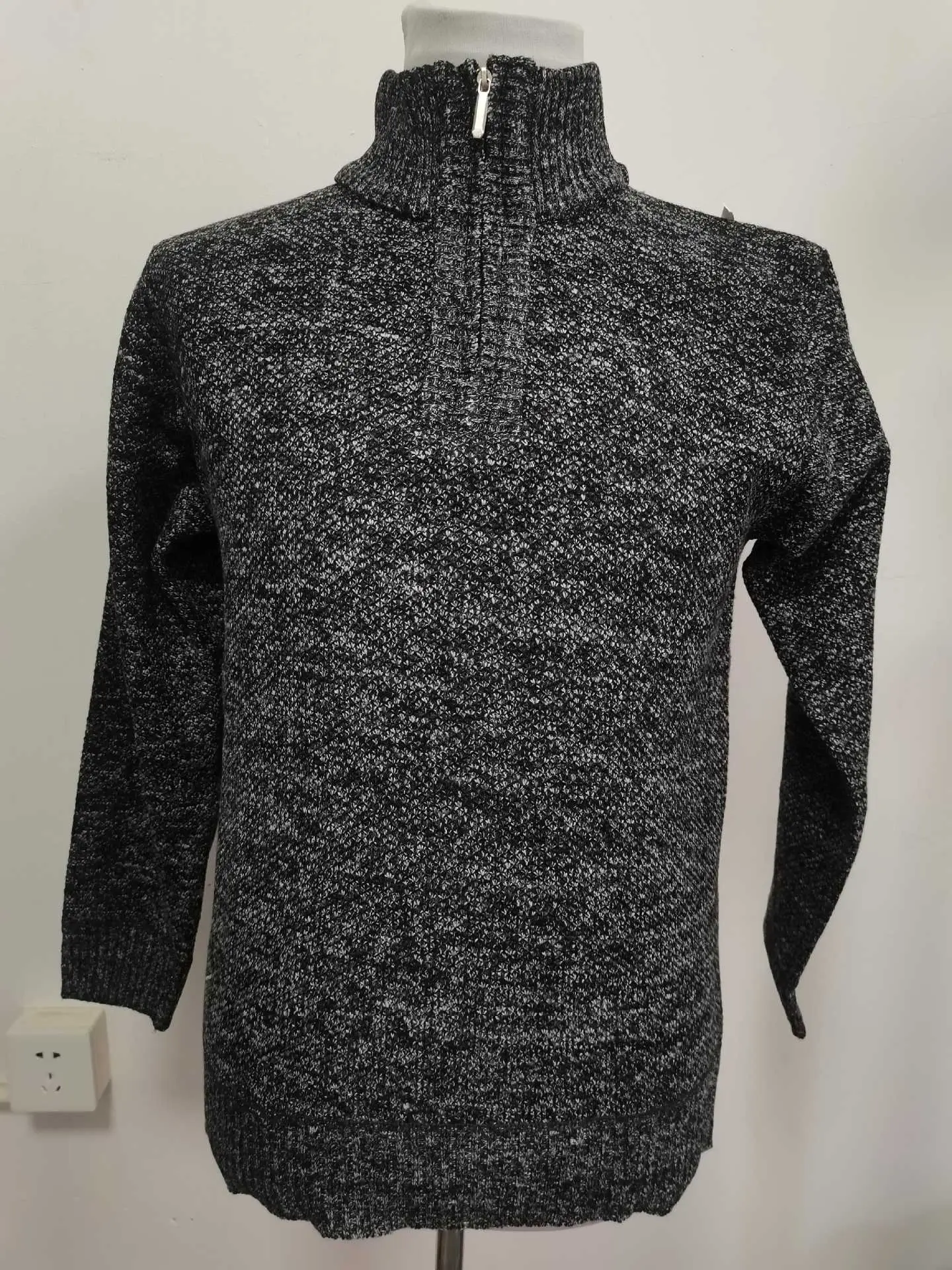 Men Grey Knit Crossbody Zipper Pullover — feature 7