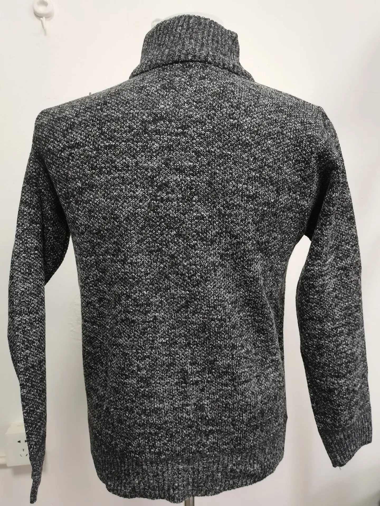 Men Grey Knit Crossbody Zipper Pullover — feature 8