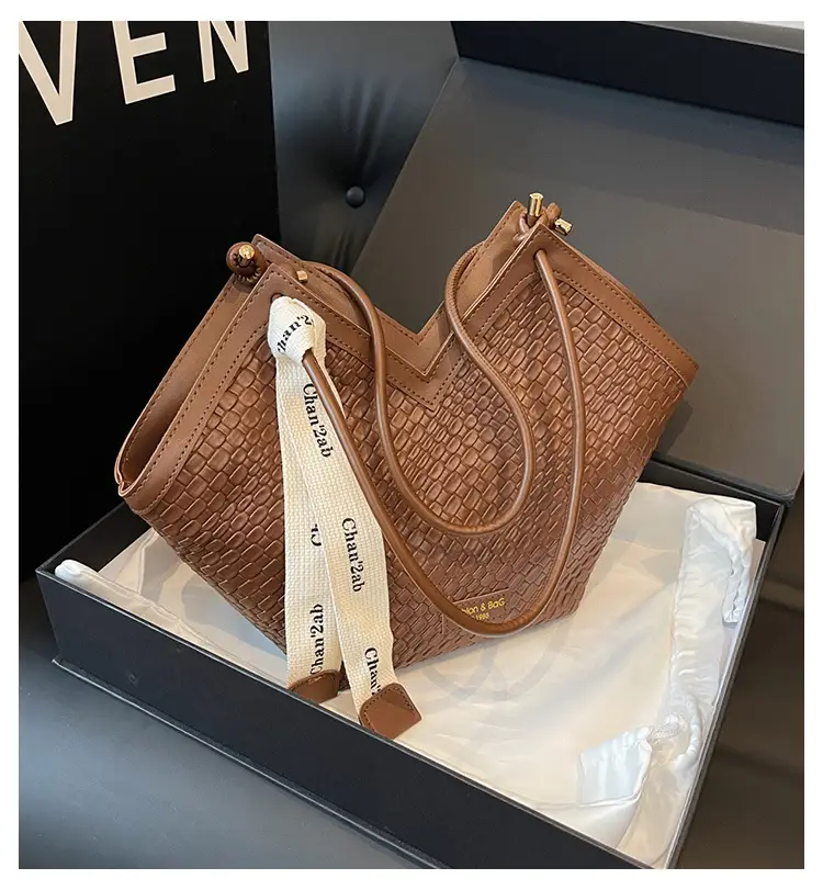 Women Retro Quilted Shoulder Bag Brown White 2024 — feature 1