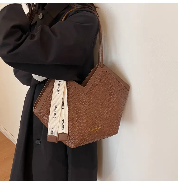 Women Retro Quilted Shoulder Bag Brown White 2024 — feature 15