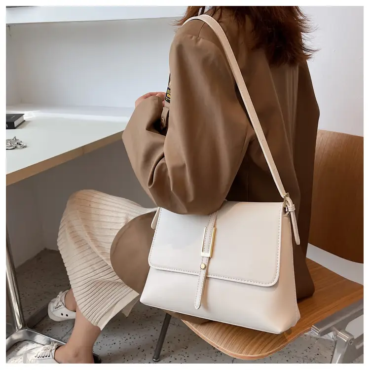 Retro Style Large Shoulder Bag for Women Brown 2026 — feature 21
