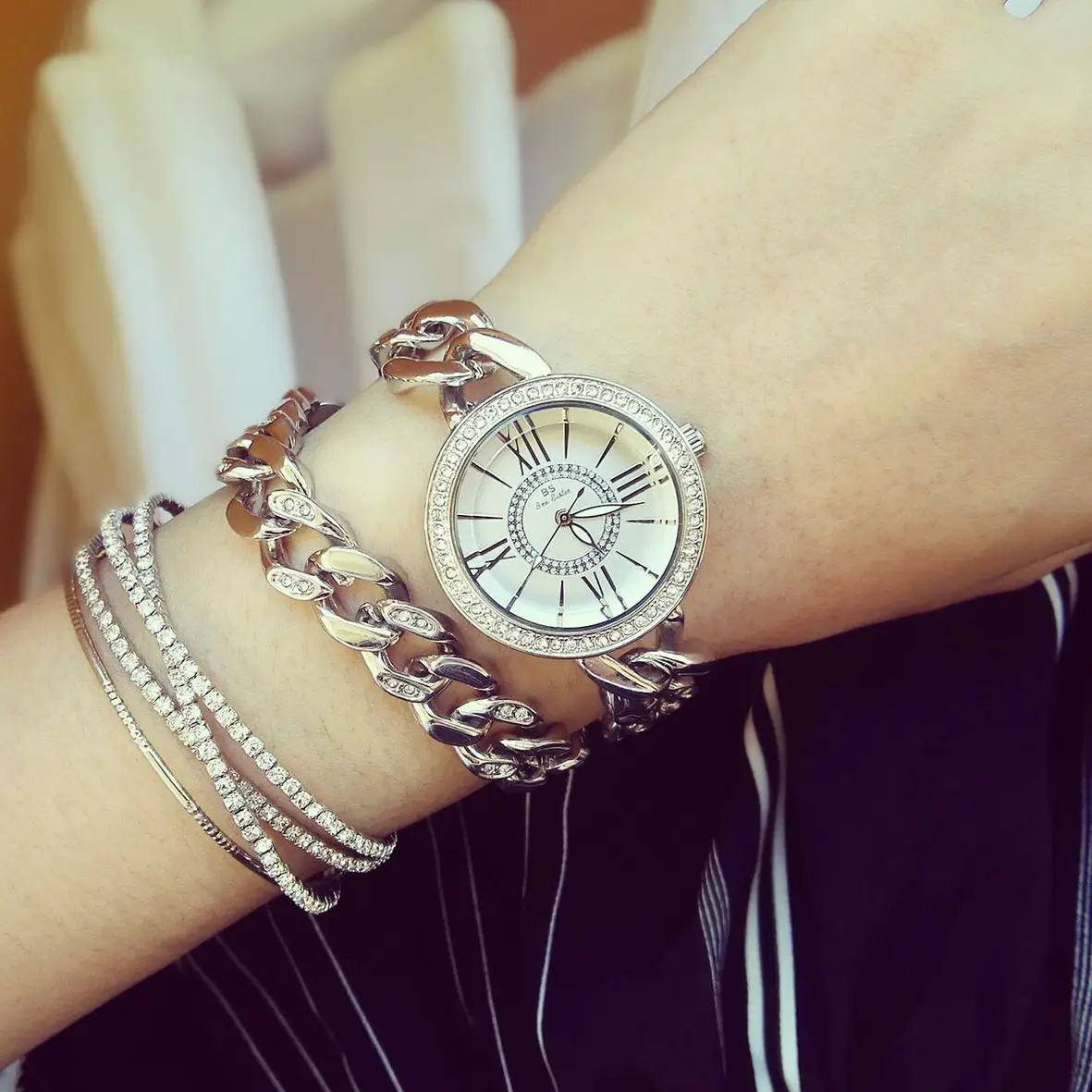 Roses Gold Chain Watch for Women Roman Dial — feature 8