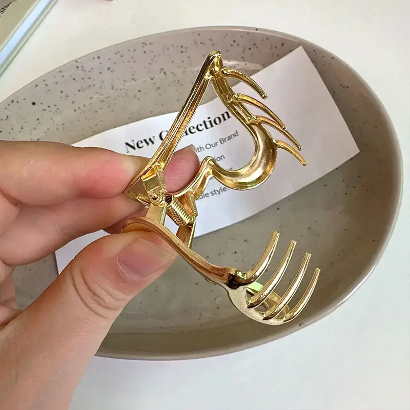Heart Shaped Hair Clip for Women Hot Girl Updo — feature 9