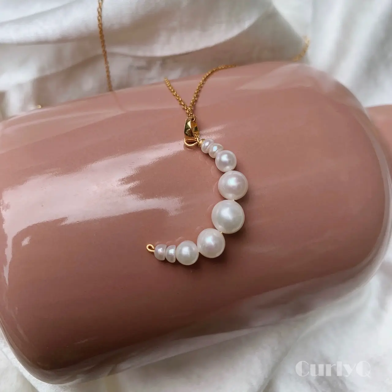 French Pearl Necklace with Retro Goddess Design - Image 3