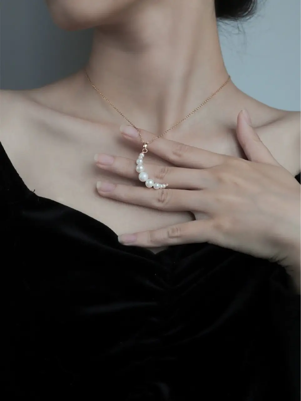 French Pearl Necklace with Retro Goddess Design — feature 2