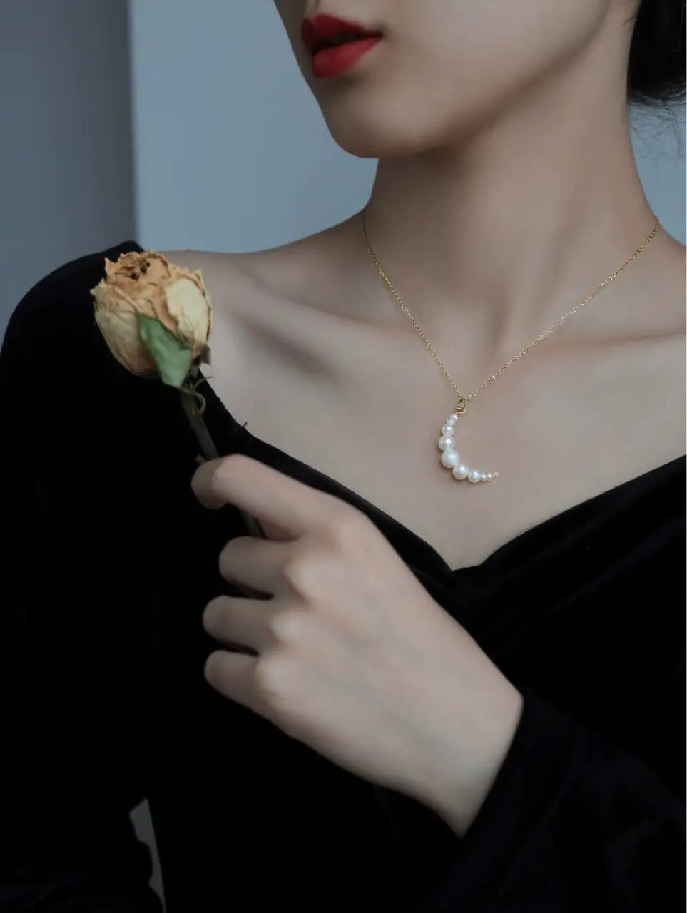 French Pearl Necklace with Retro Goddess Design — feature 4