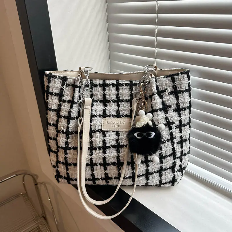 Black Plaid Tote Bag with Chain Accessory - Image 7