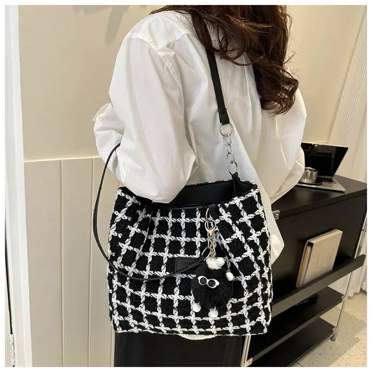 Black Plaid Tote Bag with Chain Accessory — feature 12