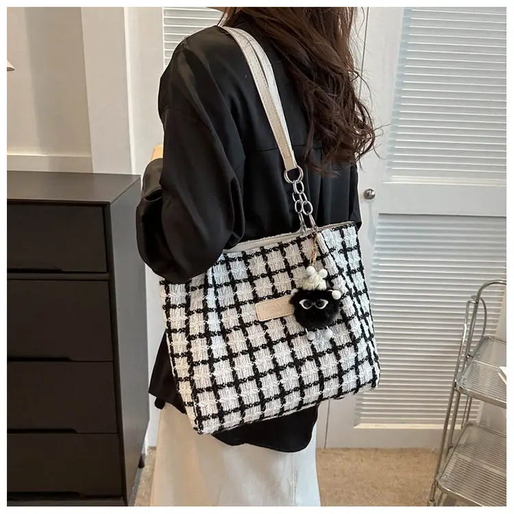 Black Plaid Tote Bag with Chain Accessory — feature 17