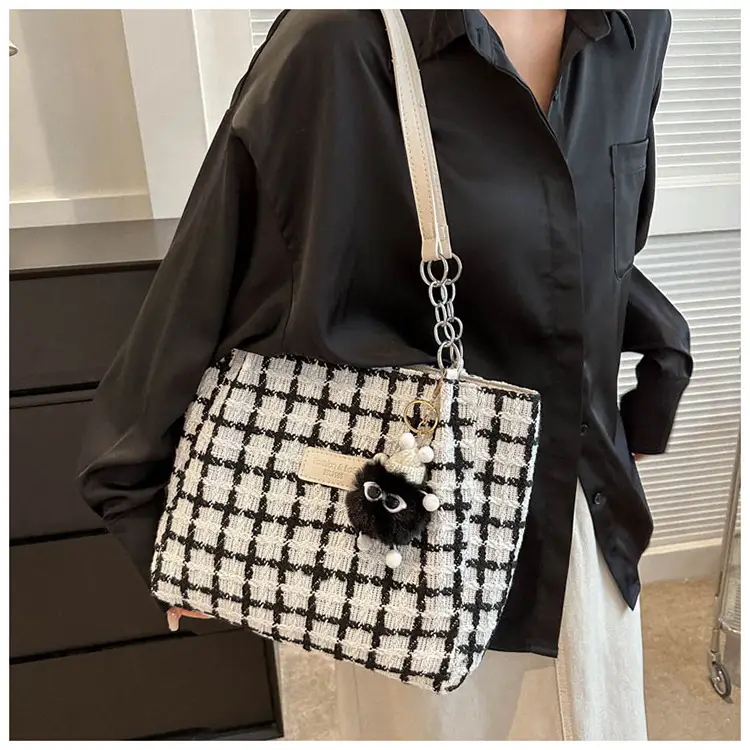 Black Plaid Tote Bag with Chain Accessory — feature 18