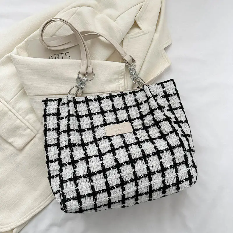 Black Plaid Tote Bag with Chain Accessory - Image 2