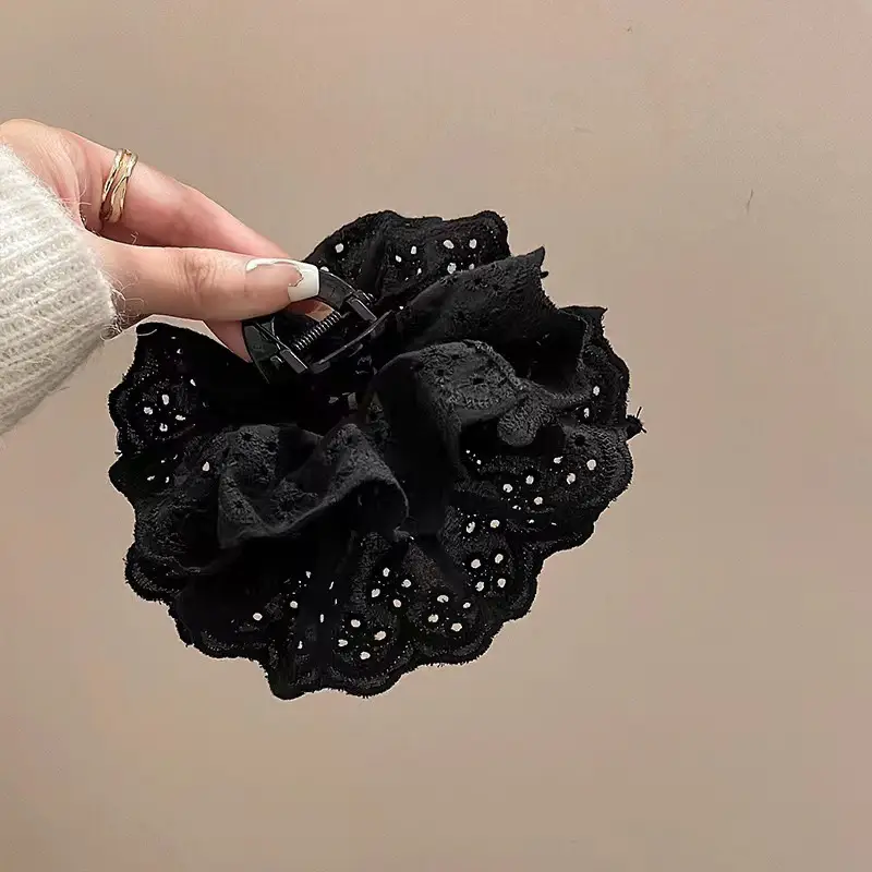 Ballet lace grab a black clip