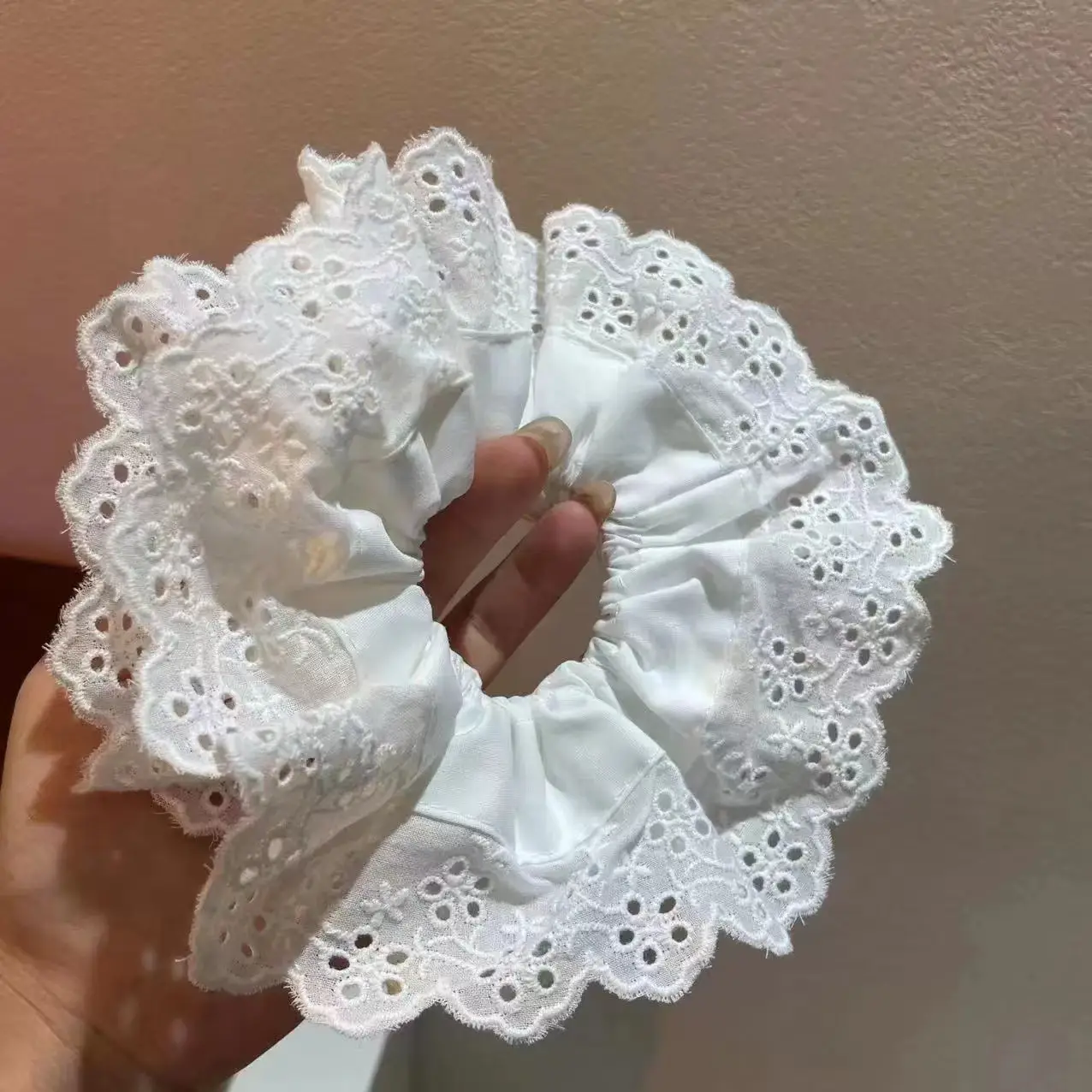 Two layers of white lace (18cm)