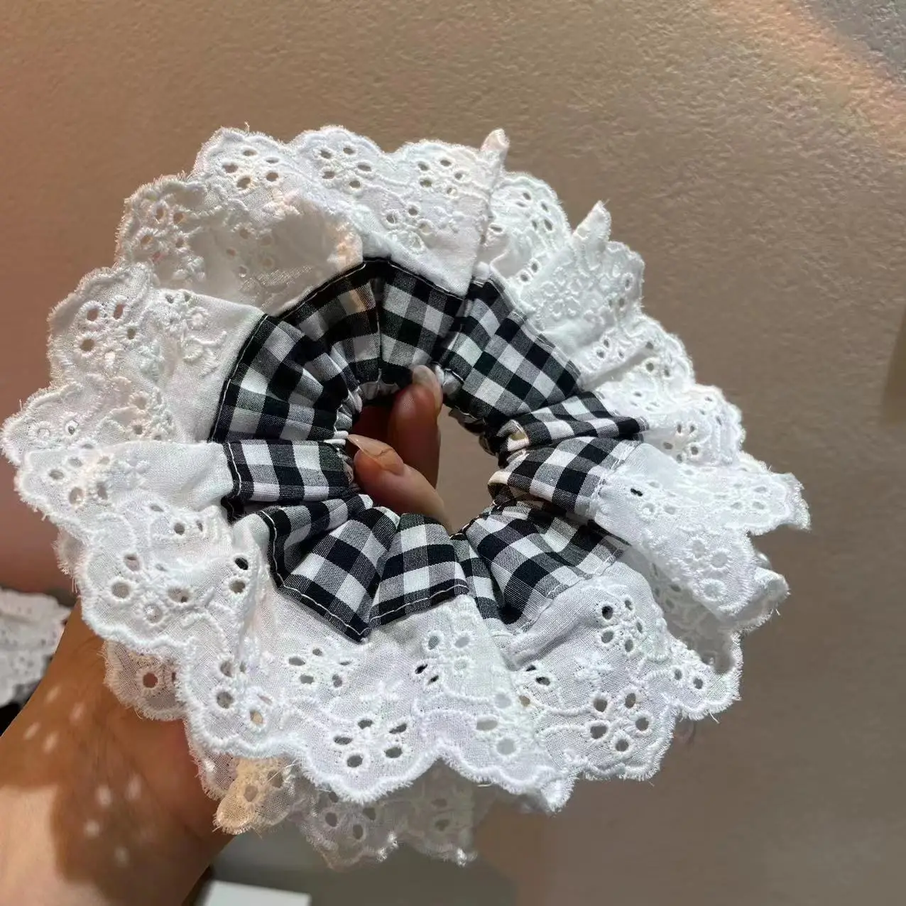 Two layers of white plaid lace (18cm)