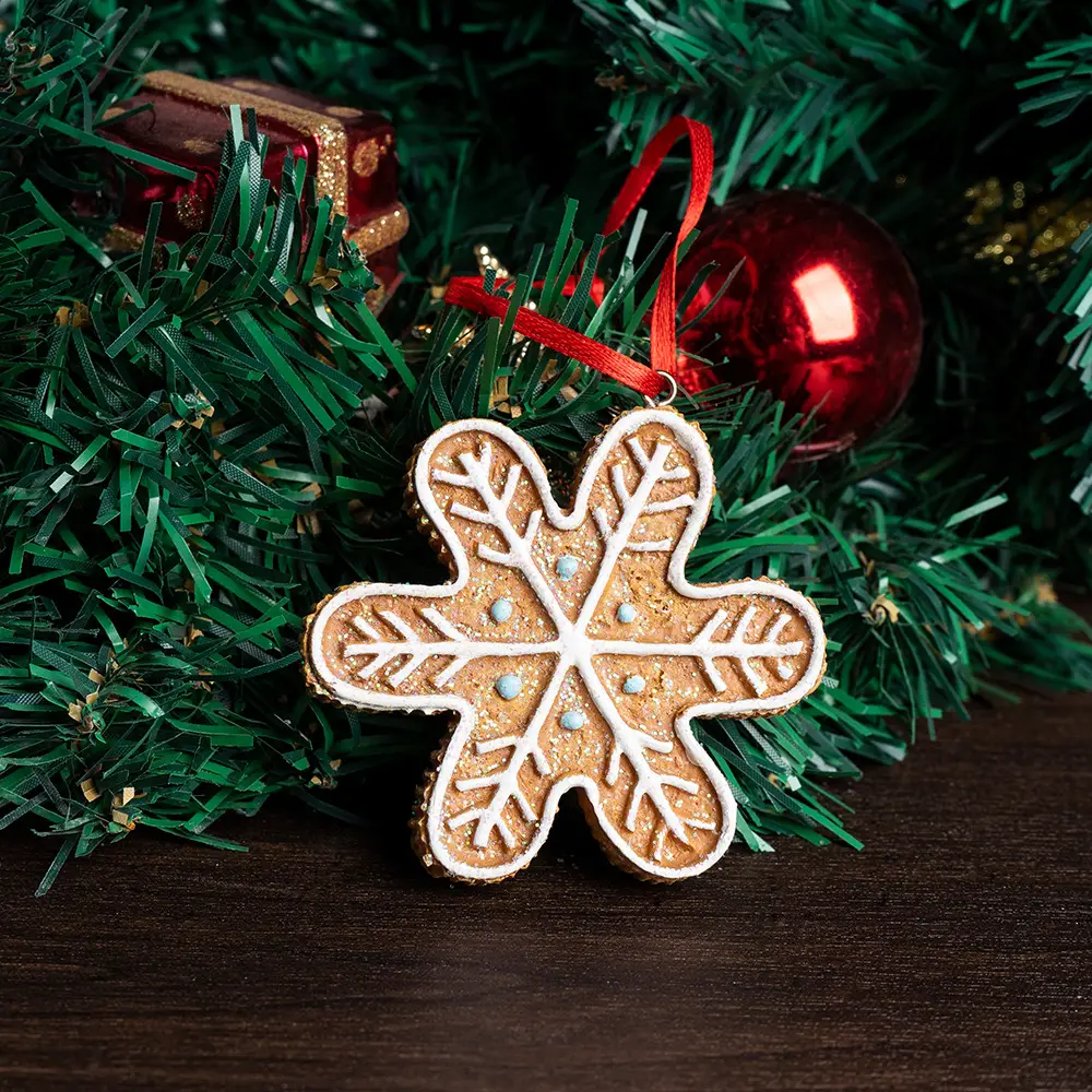 Reindeer Christmas Tree Pendant with Snowflake Design — feature 15