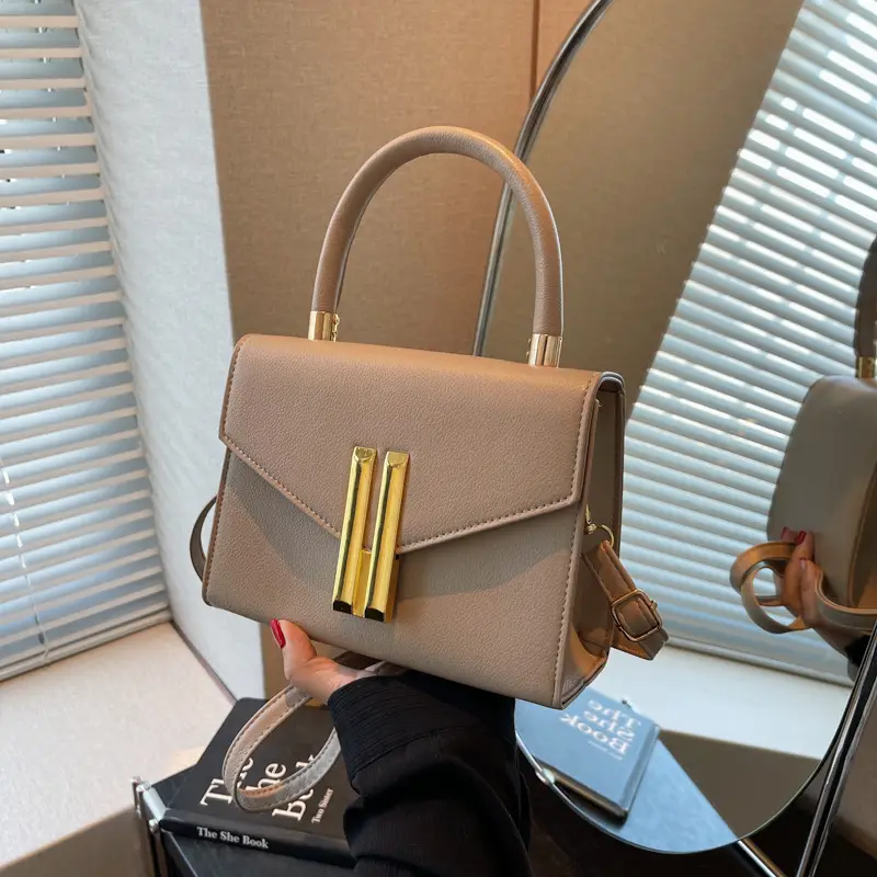 Pink Leather Shoulder Bag with Gold Clasp - Image 7