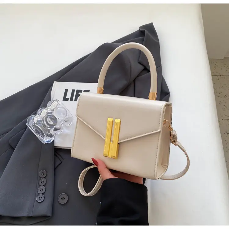 Pink Leather Shoulder Bag with Gold Clasp - Image 2