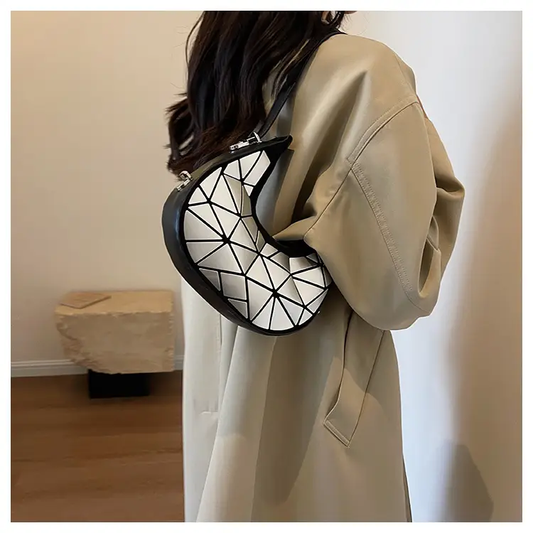 2023 New Women's Black Textured Shoulder Bag — feature 10