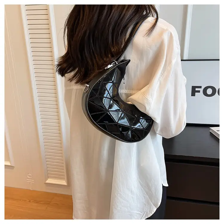 2023 New Women's Black Textured Shoulder Bag — feature 13
