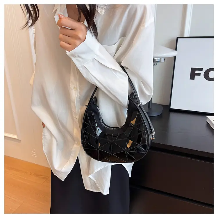 2023 New Women's Black Textured Shoulder Bag — feature 14