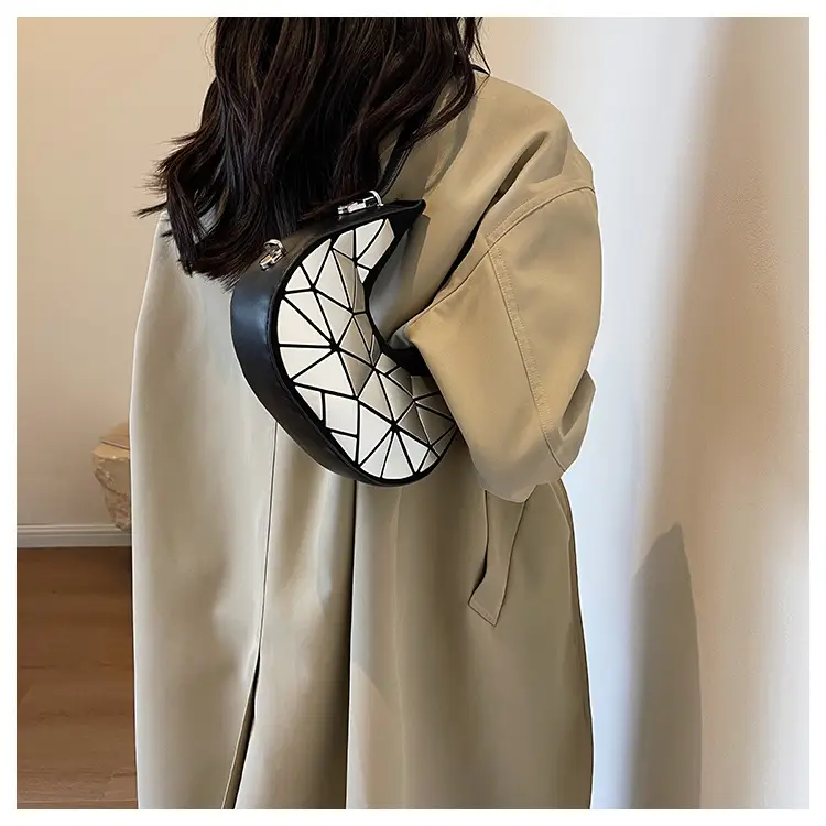 2023 New Women's Black Textured Shoulder Bag — feature 9