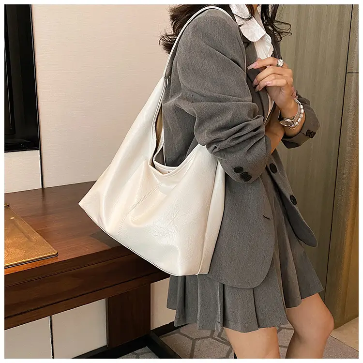 Black Leather Shoulder Bag for Women 2023 — feature 7