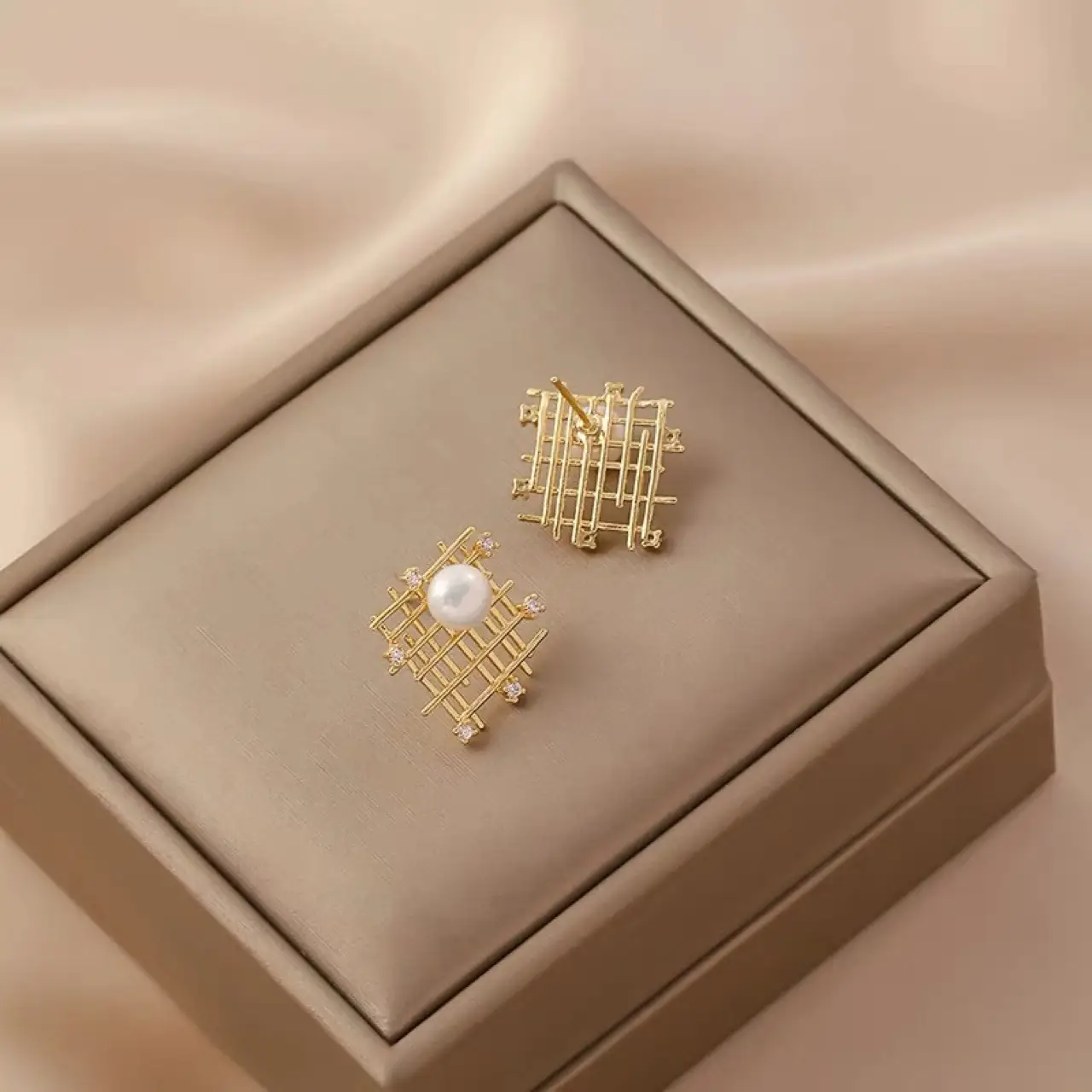 Geometric Pearl Earrings Gold Tone Women's Fashion - Image 3
