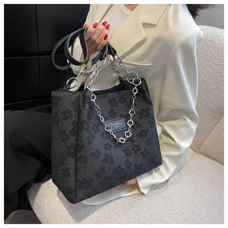White Chain Shoulder Bag for Women Large Capacity Tote — feature 14