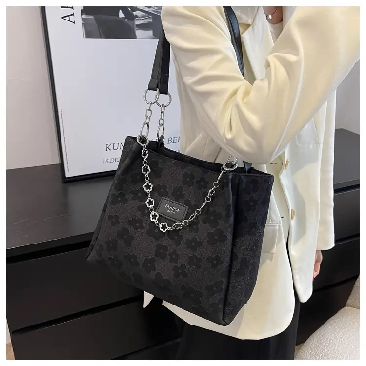 White Chain Shoulder Bag for Women Large Capacity Tote — feature 15