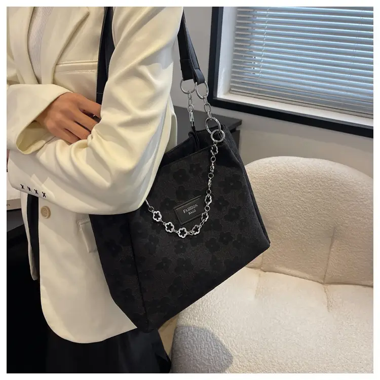 White Chain Shoulder Bag for Women Large Capacity Tote — feature 16