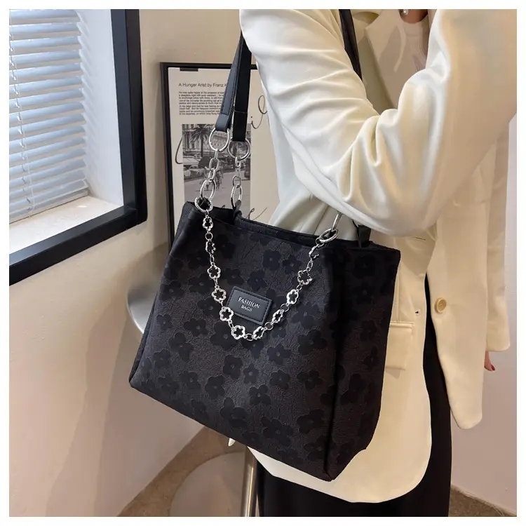 White Chain Shoulder Bag for Women Large Capacity Tote — feature 9