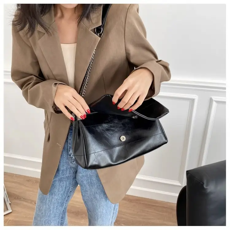 Black Quilted Crossbody Bag for Women Large Capacity 2025 — feature 2