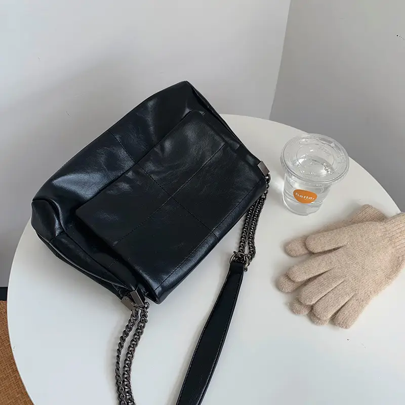 Black Quilted Crossbody Bag for Women Large Capacity 2025 — feature 4