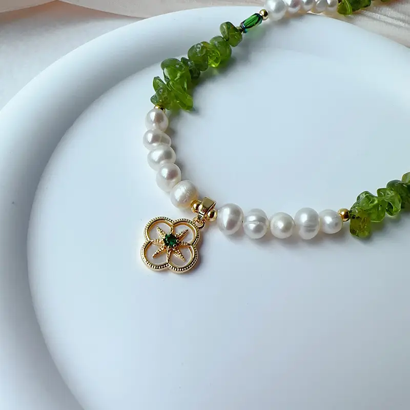 Lucky Four-leaf Clover Pearl Necklace Green Olivine — feature 10