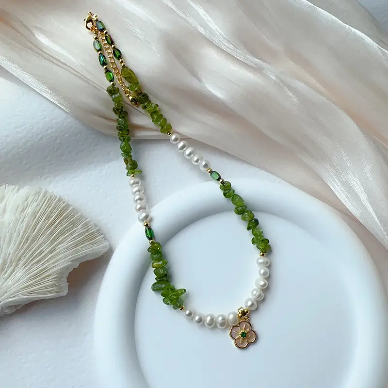 Lucky Four-leaf Clover Pearl Necklace Green Olivine — feature 11