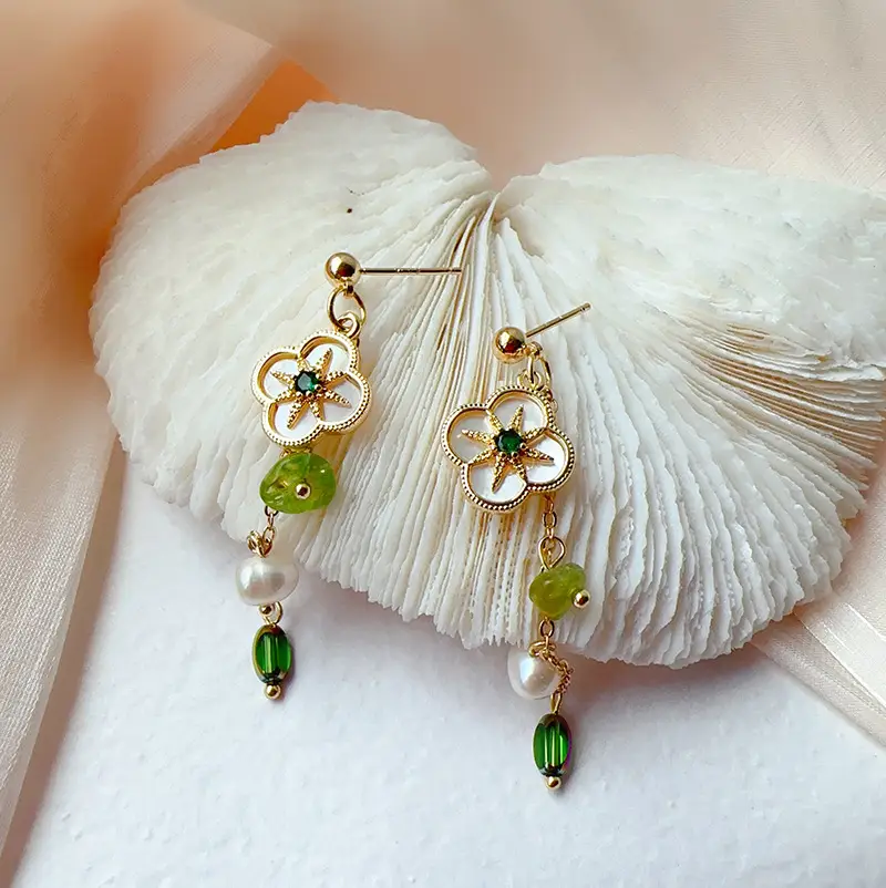Lucky Four-leaf Clover Pearl Necklace Green Olivine — feature 5