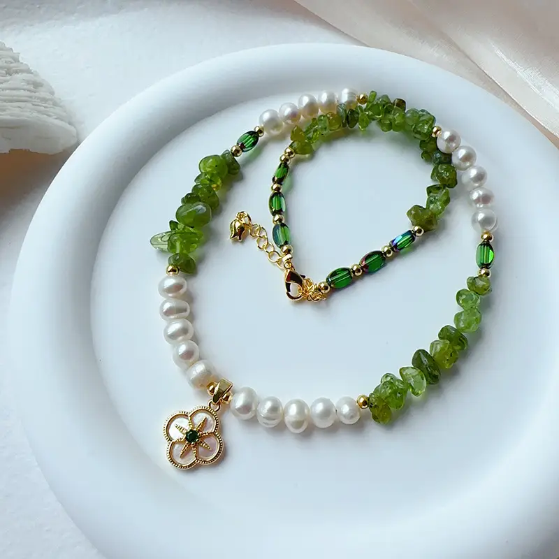 Lucky Four-leaf Clover Pearl Necklace Green Olivine — feature 7