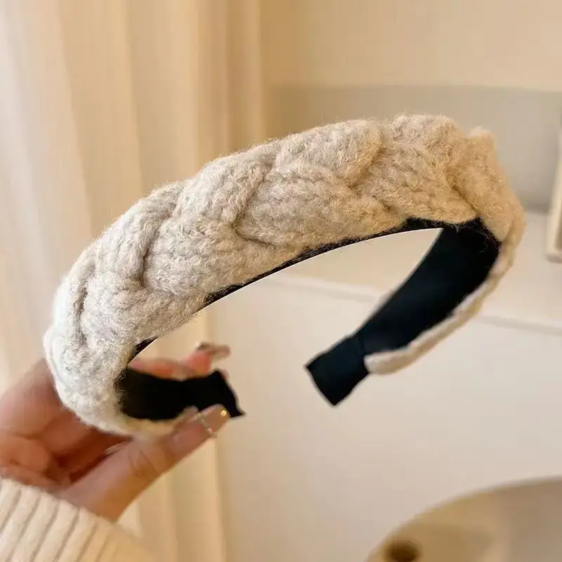 qd6# creamy-white plush hairband