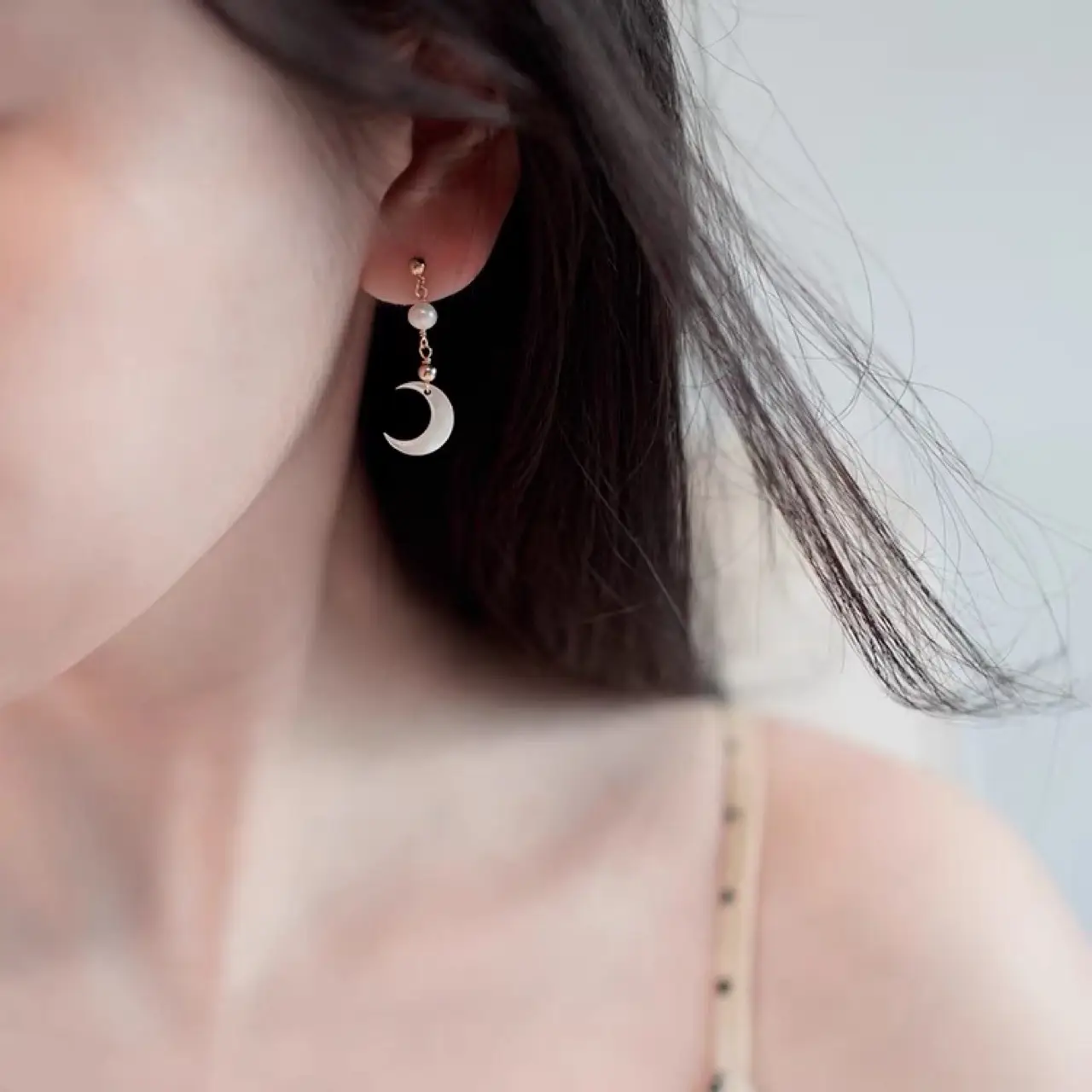 Natural Shell Moon Freshwater Pearl Ear Clip Ladies - Image 3